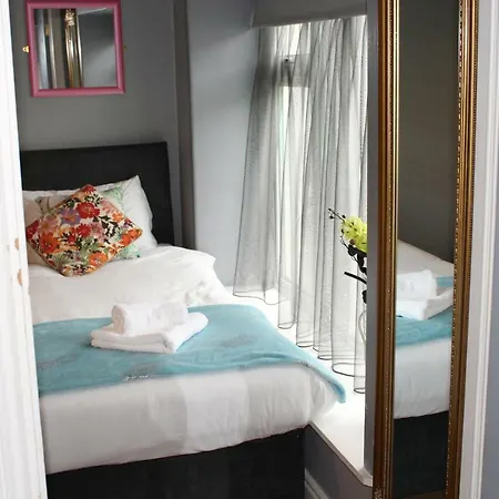 Town Centre Suites *